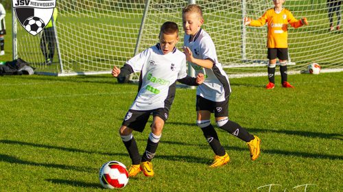 JSV JO10-1 – PVCV JO10-3: ‘In de basis is vooruit voetballen veel leuker’