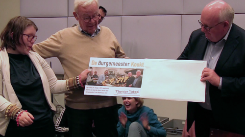 Bijna 10.000 euro opgehaald voor Theater Totaal tijdens ‘De Burgemeester Kookt’