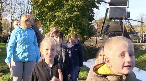 Kinderen De Trompetvogel planten bollen tijdens Boomfeestdag