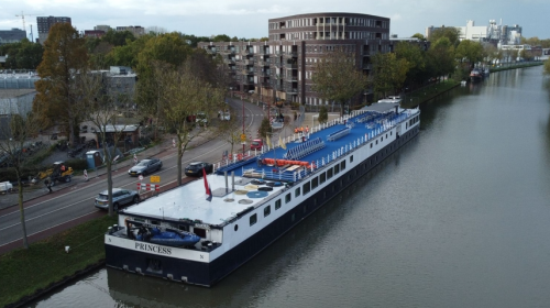 Opvangschip voor asielzoekers aangekomen in Nieuwegein