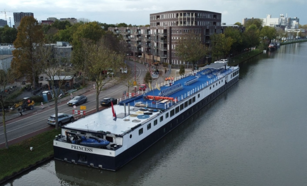 Opvangschip voor asielzoekers aangekomen in Nieuwegein