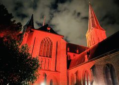 Nieuwegeinse St. Nicolaaskerk kleurt weer rood