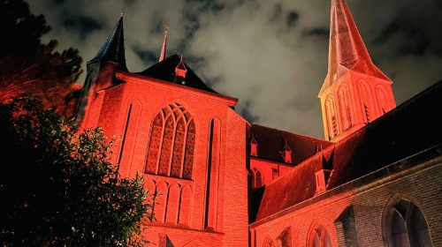 Nieuwegeinse St. Nicolaaskerk kleurt weer rood
