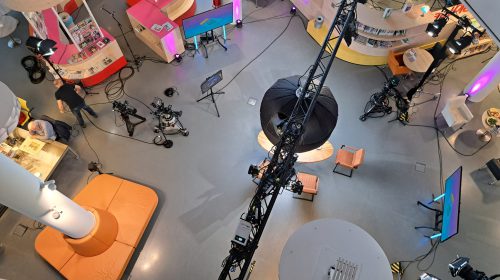 Bibliotheek decor voor opname De Publieke Tribune