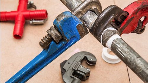 Waarom je de telefoonnummers van een ontstoppingsdienst en een slotenmaker in je telefoonboek moet bewaren