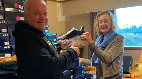 Succesvolle zaalsportschoenenactie voor vluchtelingen