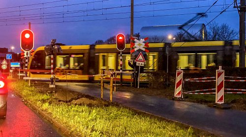 2,5 jaar nadat Sam (18) verongelukte heeftt tramkruising Symfonielaan – Harmonielaan spoorbomen