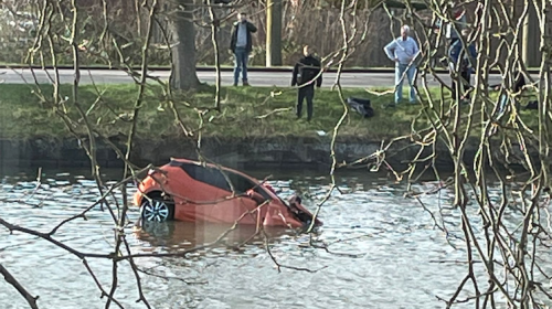 Vrouw rijdt met haar voertuig het Merwedeknaal in en beland in het ziekenhuis