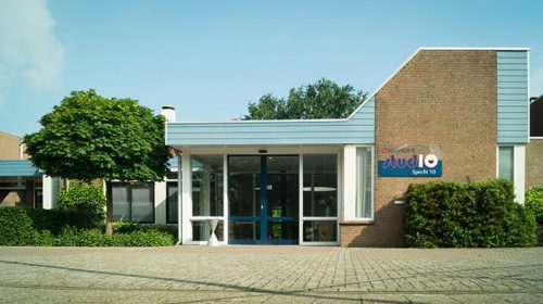 Leerlingen Horeca en Toerisme College knappen overkapping op bij Studio 10