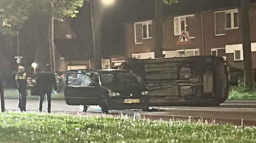 Auto op zijn kant op de Batauweg