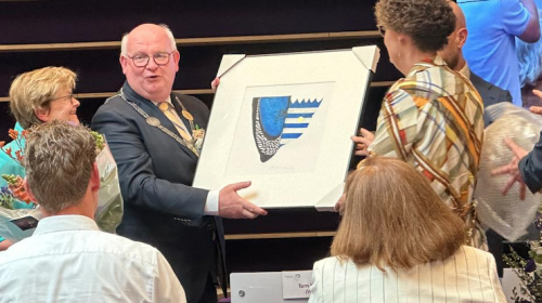 Burgemeester krijgt uniek kunstwerk tijdens afscheid