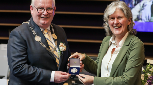 Erepenning voor vertrekkend burgemeester Frans Backhuijs