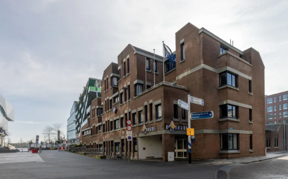 Nieuwe bestrating tegenover politiebureau