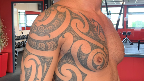 Verborgen tattoos in de spotlights tijdens catwalk in de Museumwerf