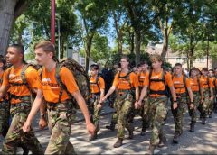 Jonge generatie toont waardering voor veteranen tijdens mars door Nieuwegein