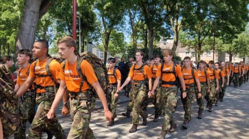 Geslaagde mars van 16 kilometer voor veteranen door studenten Veiligheid & Defensie College