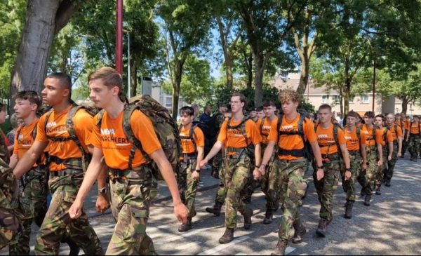 Jonge generatie toont waardering voor veteranen tijdens mars door Nieuwegein