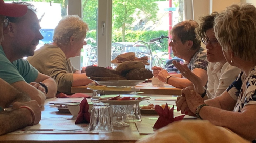 Kersverse burgemeester van Beukering op de fiets door de wijk