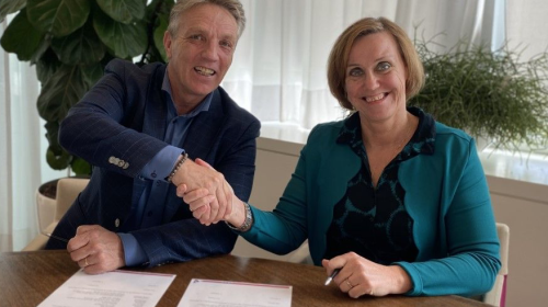 Wethouder Ellie Eggengoor tekent deelnamecontract PROVADA