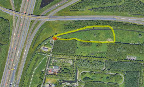 Krakers nemen stuk grond in bezit aan de Reinesteijnseweg in Galecop