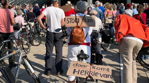 Grote actie bij Tweede Kamer tegen vierde aanvliegroute Schiphol