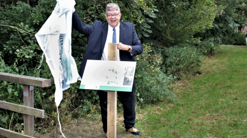 Wijkwethouder onthult informatiebord bij Het Elzenbosje in Batau-Noord
