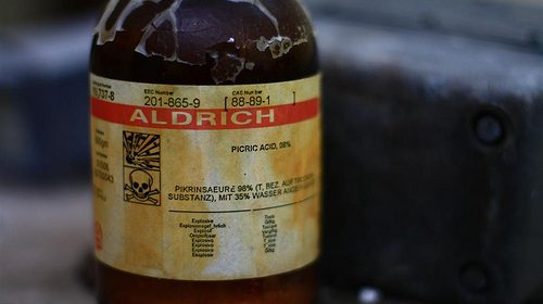 Giftig flesje picrinezuur legt bedrijf plat