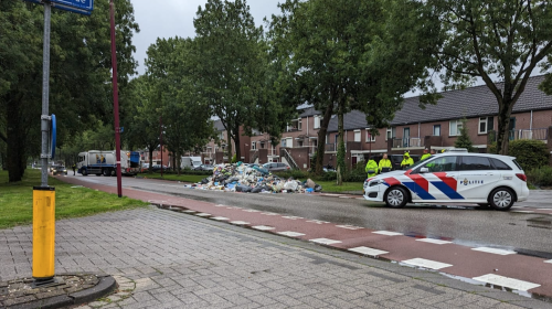Vuilniswagen lost zijn lading op de Batauweg