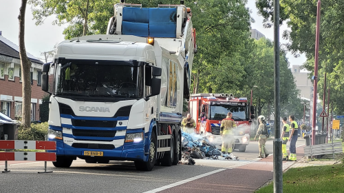 Weer moet een vuilniswagen zijn lading lossen op de Batauweg