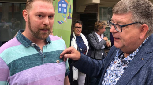 ‘Beste Buur-pin’ voor Don Tetteroo