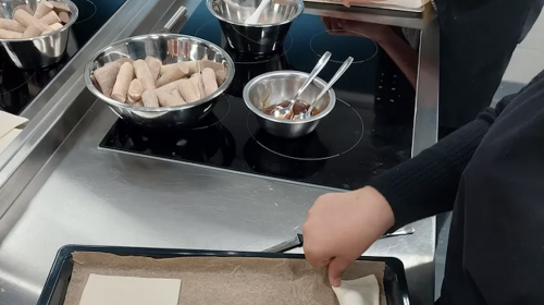 Leerlingen Oosterlicht maken frikandelbroodjes om geld in te zamelen voor Marokko