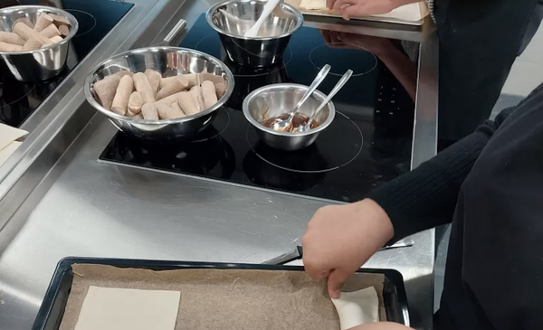 Leerlingen Oosterlicht maken frikandelbroodjes om geld in te zamelen voor Marokko