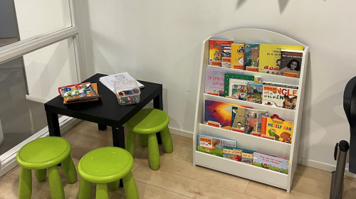 KinderzwerfboekStation in de wachtkamer van Gezondheidscentrum De Schans in de wijk Fokkesteeg