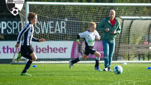 PVC JO11-1 tegen JSV JO11-1: ‘De vrijdagavond is minstens zo belangrijk als de zaterdagochtend’