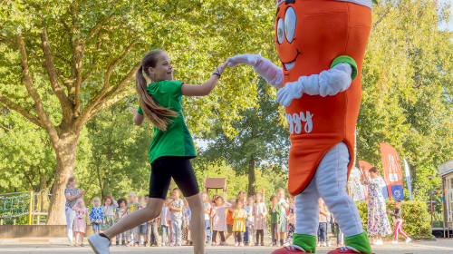 Nieuwegeinse kleuters dansen in videoclip met Joggy & Nikki op Het Wortellied