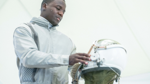 Theatersolo ‘Terug naar Prinsenplein’ van Gershwin Bonevacia in Theater De Kom