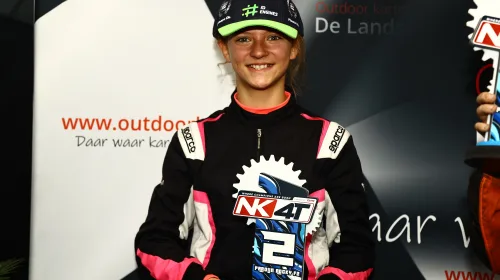 Vallerie Loor pakt haar eerste podiumplaats als meisje tussen de jongens in NK karten!