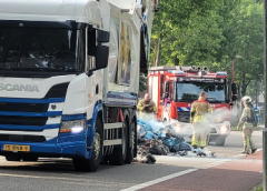 Chauffeur vuilniswagen aarzelt niet en dumpt brandende afvalberg in de Hooiersweide