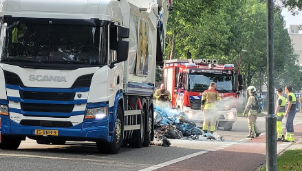 Chauffeur vuilniswagen aarzelt niet en dumpt brandende afvalberg in de Hooiersweide