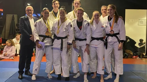Nieuwegeinse sporters DeMix gehuldigd tijdens het Kerstballen Judo Toernooi