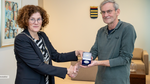 Voorzitter Adviesraad Sociaal Domein Peter Selten ontvangt Anna van Rijnpenning