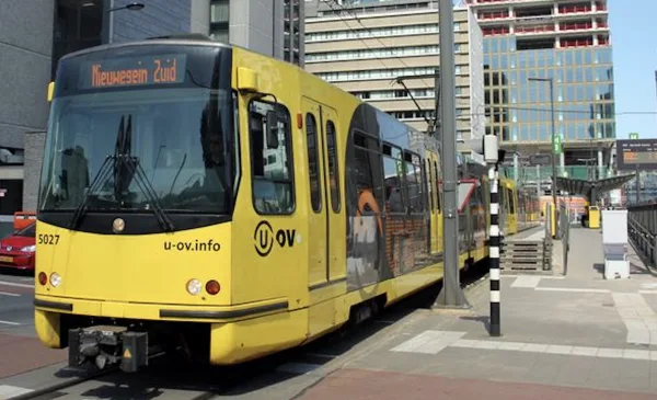 Oude SUNIJ tram wordt geveild en komt niet als deel in het Atrium van het Stadshuis
