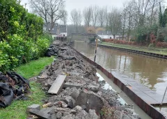 Veel puin uit kanaal de Doorslag in Nieuwegein bij plaatsen van  nieuwe oeverconstructie