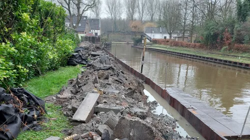 Veel puin uit kanaal de Doorslag in Nieuwegein bij plaatsen van  nieuwe oeverconstructie