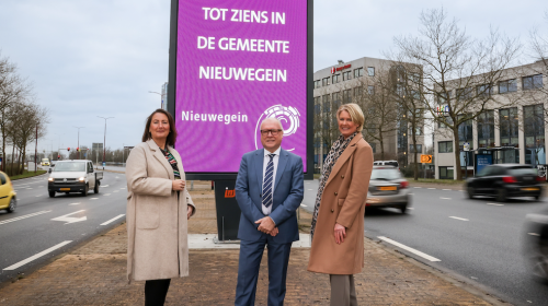 Primeur voor Nieuwegein: Eerste digitale schermen met zonnepanelen geplaatst