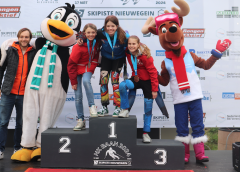 Thijs Stekelenburg en Sophie Bekkers uit Nieuwegein op het podium bij het Nederlands kampioenschap alpineskiën op de baan