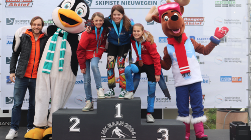 Thijs Stekelenburg en Sophie Bekkers uit Nieuwegein op het podium bij het Nederlands kampioenschap alpineskiën op de baan