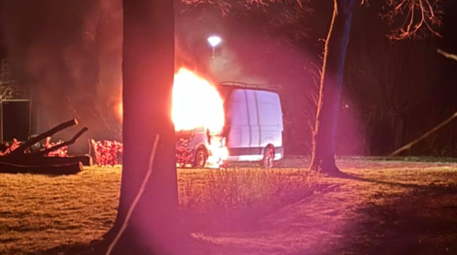 Brandweer Vreeswijk rukt uit voor vlamgevatte bestelbus