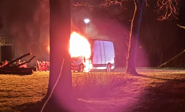 Brandweer Vreeswijk rukt uit voor vlamgevatte bestelbus