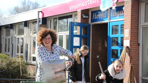 Burgemeester tuiniert bij Basisschool Vroonestein